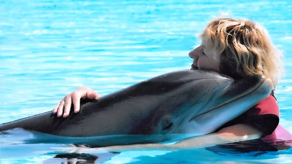 Dramaturgyně webů Rádia Junior Lenka Kupková si o prázdninách dala rande s delfínem