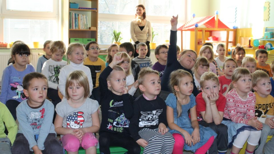 Děti v mateřské školce zaujatě sledovaly program Rádia Junior