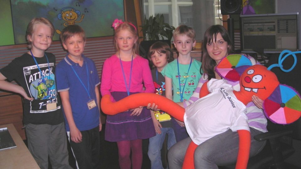 Děti s Klárkou Novákovou a Ušounem ve studiu Rádia Junior