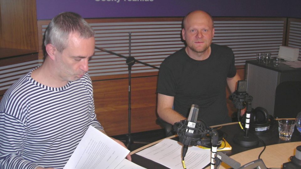 Moderátor Petr Vacek ve studiu se spisovatelem Pavlem Bryczem