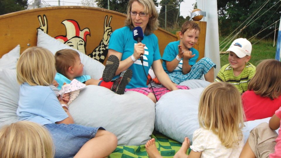 Moderátorka Šárka Fenyková a děti na festivalu Kefír