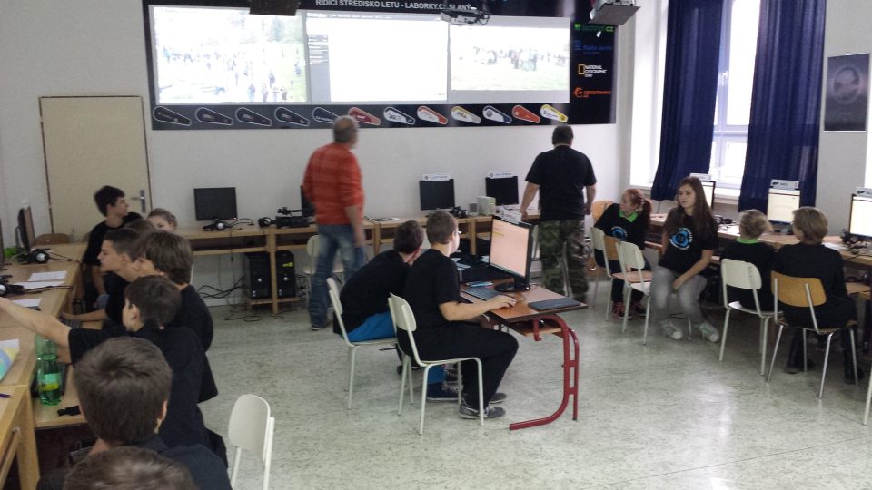 Řídící středisko ve Slaném, studenti sledují kešky