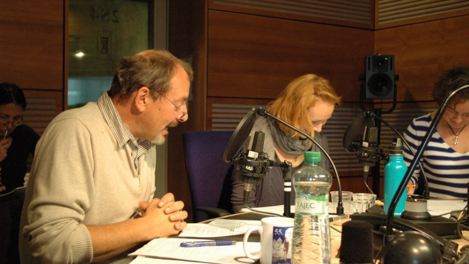 Otakar Brousek ml. (papoušek Bertík), Petra Špindlerová (kočka Iris) a Lenka Krupanská (štěně Ričinka). Vlevo úplně v koutku autorka hry Zora Jandová