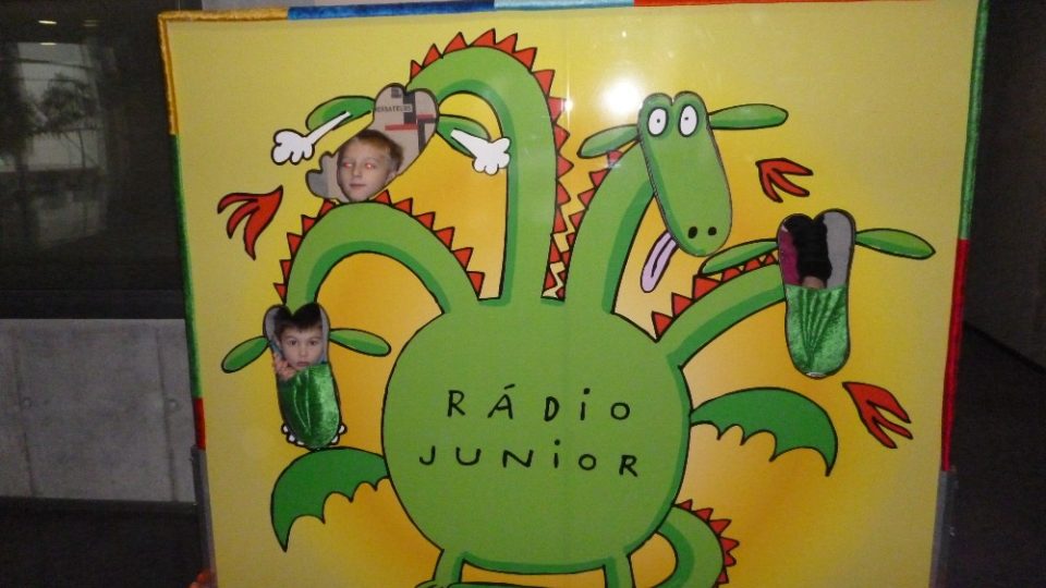 Pětilístek se fotí s drakem Rádia Junior