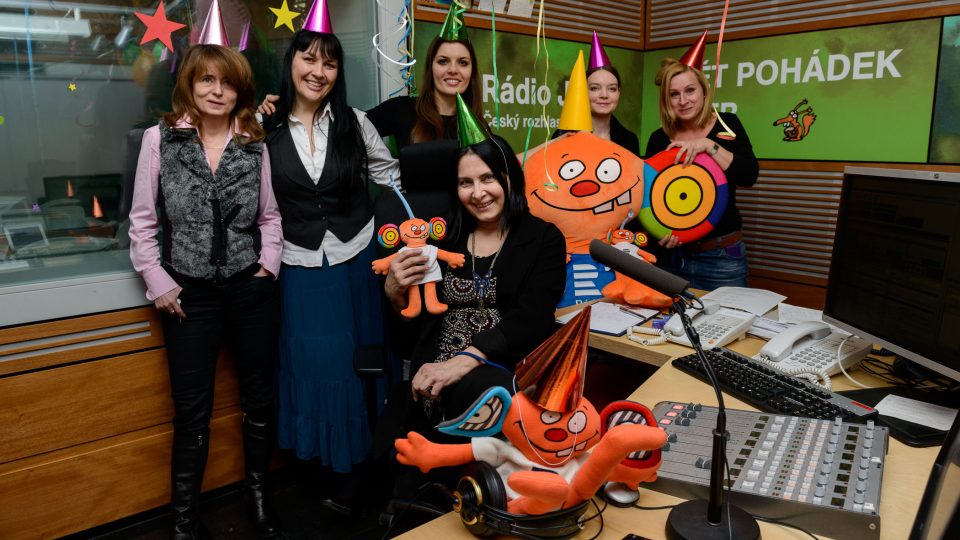 Zleva: Magda Šorelová, Jana Rychterová, Klára Nováková, Helča Petáková, Týna Fořtová a sedící u stolu Zora Jandová