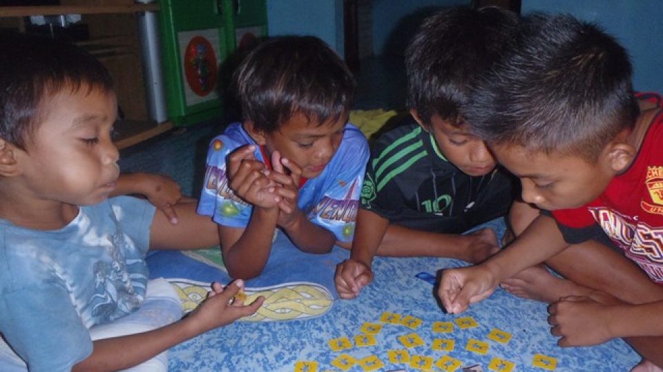 Indonéské děti hrají pexeso o želvách.