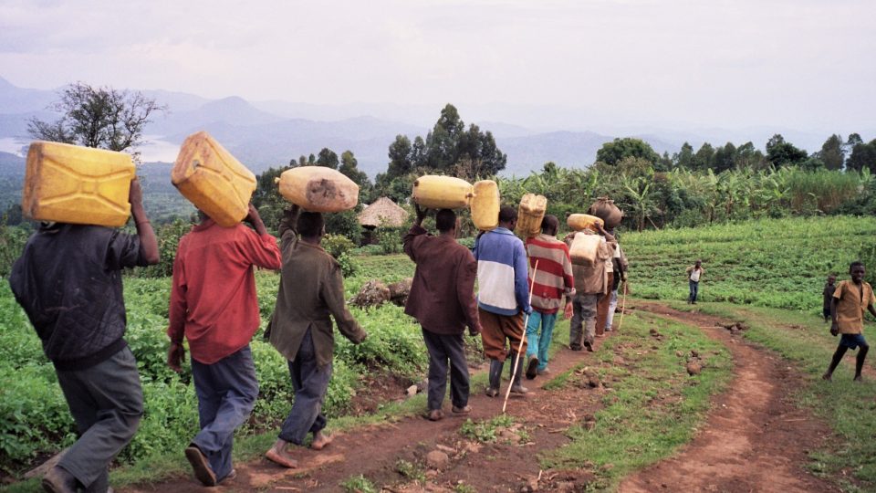 Rwanda - dlouhá cesta pro vodu k jezeru.jpg