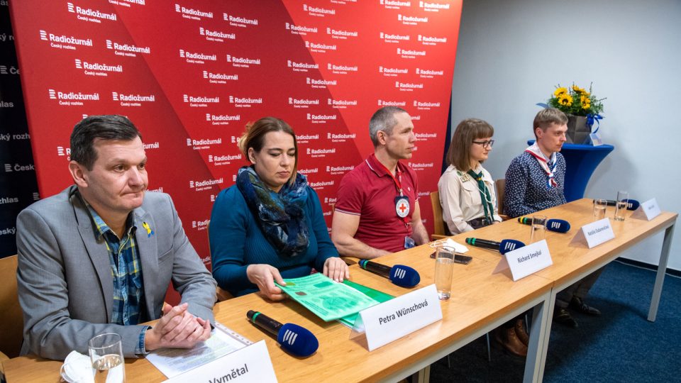 Řečníci dětské tiskové konference o dění na Ukrajině