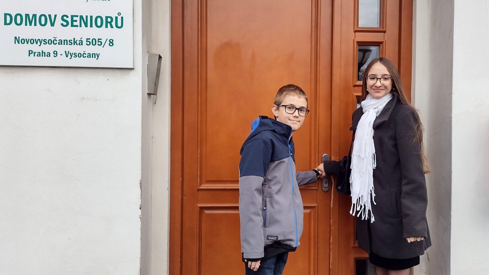 Anežka s Ondrou vyrazili na návštěvu do Domova seniorů na Praze 9