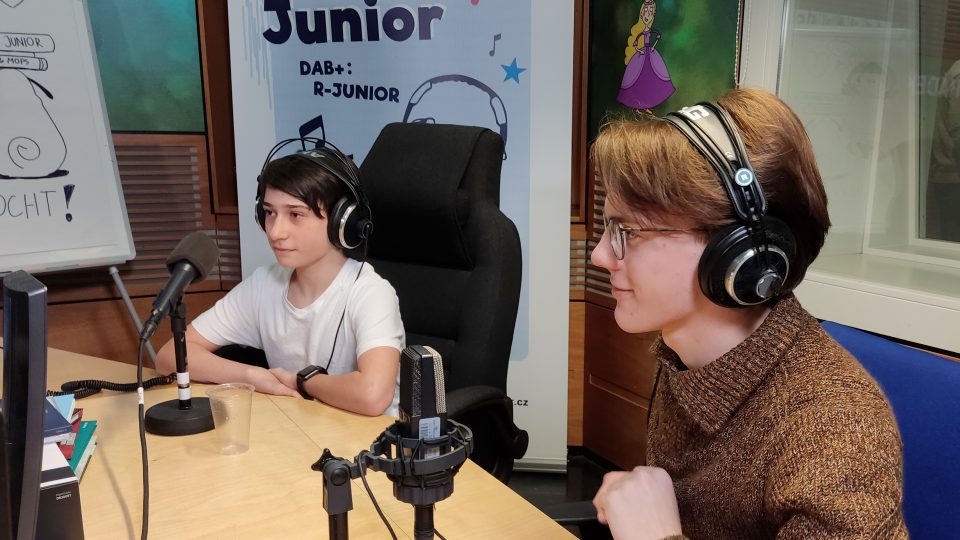 Dětští herci Viktor a Filip Antoniovi ve studiu Rádia Junior