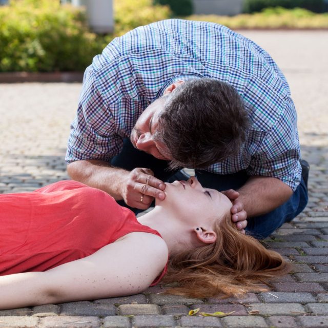 První pomoc by měl umět poskytnout každý | foto: Shutterstock