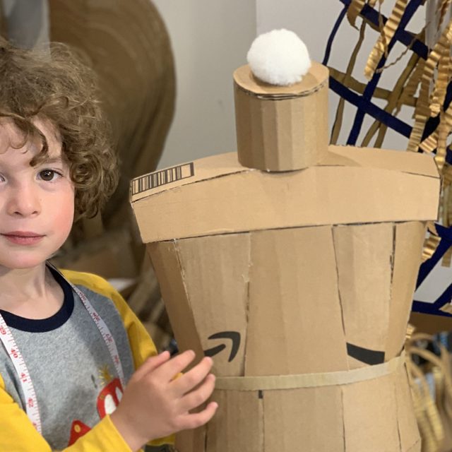 Max Alexander a jeho první šicí panna | foto: mediadrumimages/@couture.to.the. / Media Drum World / Profimedia