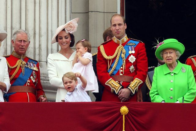 Princ Charles  (dnes král Karel III.) Kate,  William,  jejich děti a královna Alžběta II. | foto:  Steve Parsons,  PA Images / Profimedia