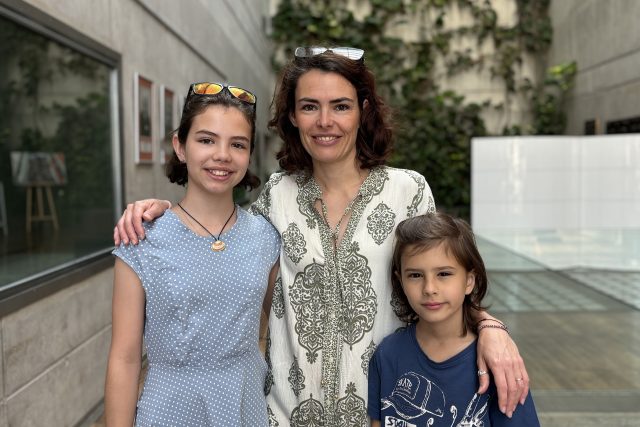 Učitelku češtiny Michaelu Záleskou do Klubu Rádia Junior doprovodily její děti Dorotka a Bonifác | foto: Anna Zítová,  Český rozhlas