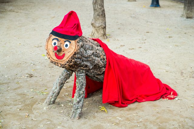 Tío de Nadal neboli vánoční poleno je maskotem Vánoc i v Barceloně | foto: Shutterstock