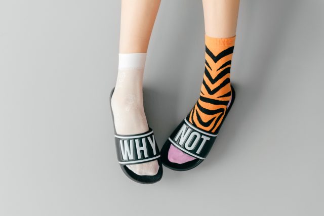 Ponožky do pantoflí a sandálů ano,  nebo ne? | foto: Shutterstock