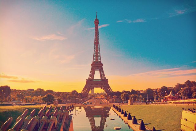 Slavná věž se tyčí v Paříži | foto: Shutterstock