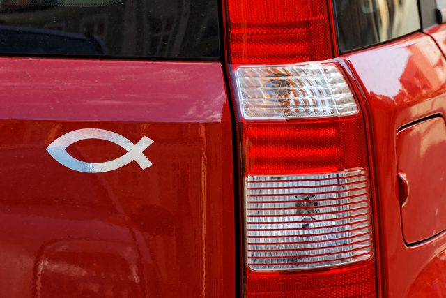 Znak ryby má na autě svůj význam | foto: Shutterstock