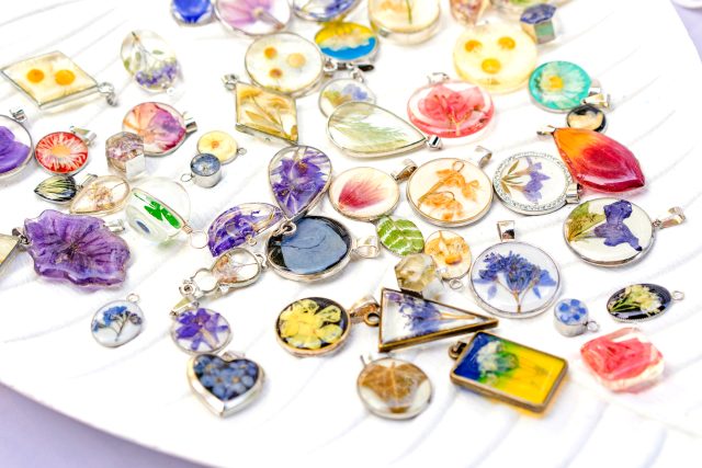 Šperky z epoxidové pryskyřice  (ilustrační foto) | foto: Shutterstock