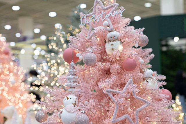 Růžové Vánoce neboli Pinkmas jsou stále trend | foto: Shutterstock