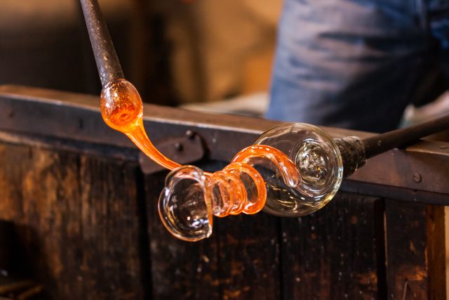 Zdobení foukané skleničky roztaveným sklem | foto: Shutterstock