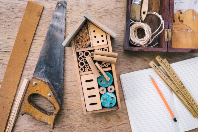Vyrobit takový domeček zvládne hravě každý kutil. Není potřeba žádný speciální materiál. Stačí to,  co najdete na zahradě a v kůlně | foto: Shutterstock