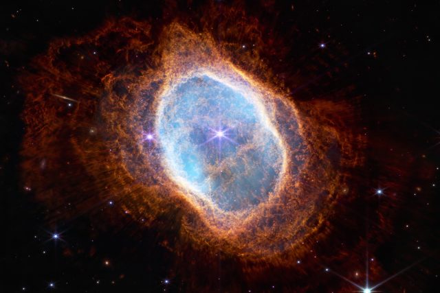 Webbův teleskop zachytil také jasnou hvězdu ve středu planetární mlhoviny NGC 3132 | foto: AFP PHOTO / NASA / Profimedia