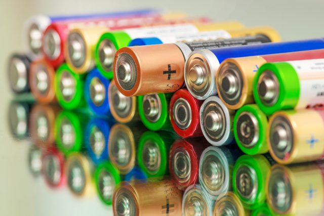 Recyklací baterií získáme suroviny,  které bychom museli nákladně těžit | foto: Shutterstock