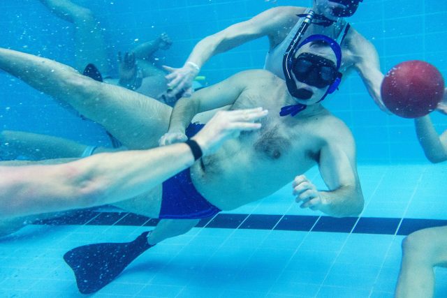 vodní rugby je vážně zvláštní sport | foto: Petr Topič,  MAFRA / Profimedia