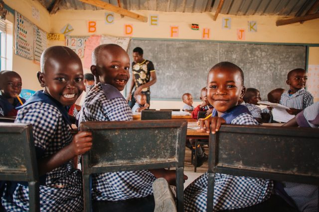 Vysmáté školačky ze třídy v Keni | foto:  Lwarehouse