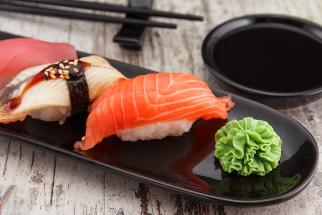 Sushi je pochoutka ze syrového masa  (většinou ryb),  rýže,  mořských řas a dalších dobrot | foto: Shutterstock