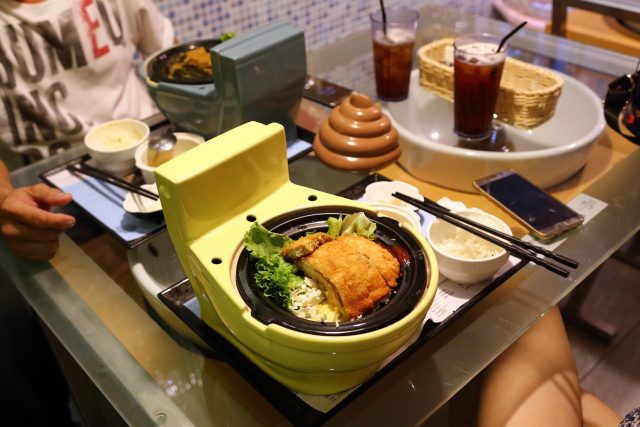 V téhle restauraci na Taiwanu nejenže na záchodových mísách hosté sedí,  ale i z nich konzumují | foto: Profimedia