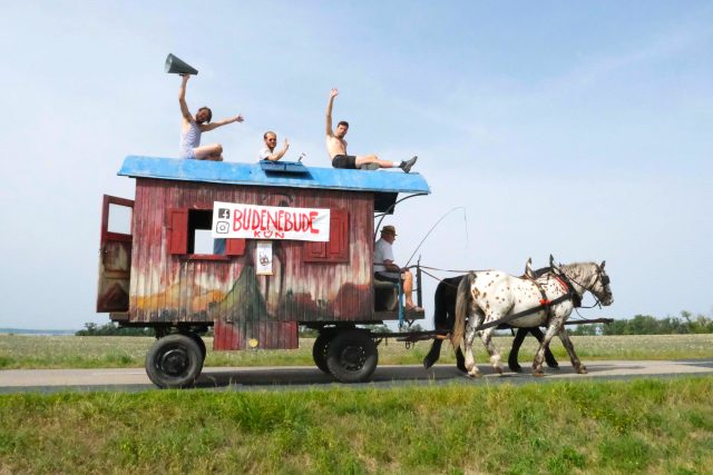 Divadelní soubor Budenebude kůň na cestách | foto: Háta Vicherková