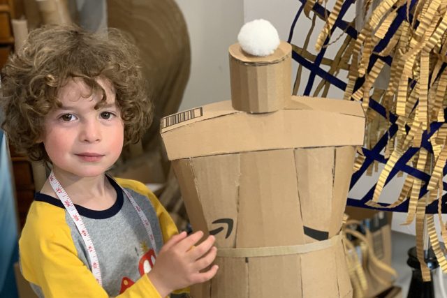 Max Alexander a jeho první šicí panna | foto: mediadrumimages/@couture.to.the. / Media Drum World / Profimedia