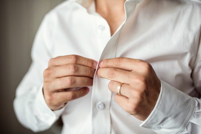 Zapínání na pánském a dámském oblečení se liší | foto: Shutterstock