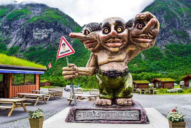 Socha trolla v Norsku stráží oblíbenou turistickou stezku v horách | foto: Jana Janina,  Shutterstock