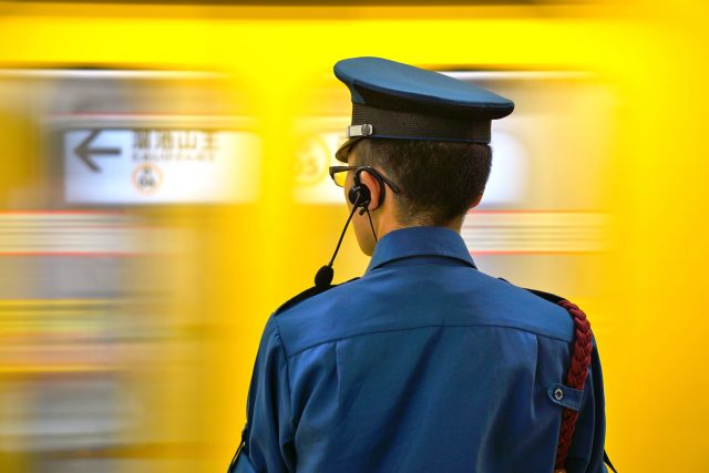 Takzvaní oshiya pomáhají lidem v japonském metru nacpat se do vagonu | foto:  EQRoy,  Shutterstock