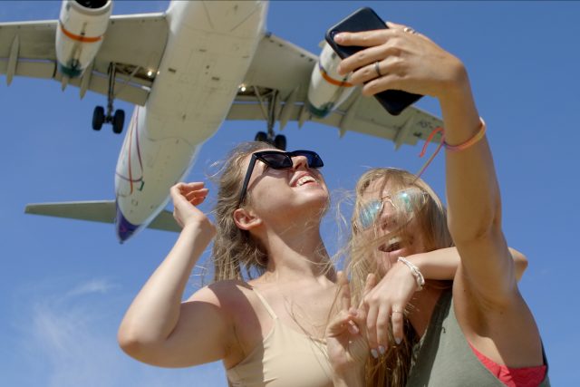 Díky apce můžete zjistit,  jaké letadlo vám letí nad hlavou a kam míří | foto: Shutterstock