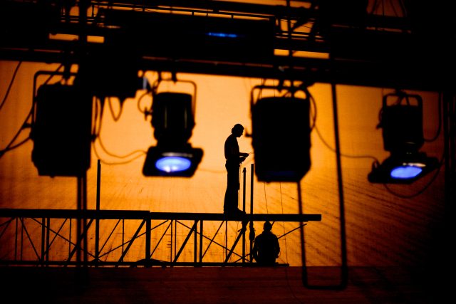 Osvětlovače na divadle asi neuvidíte,  ale bez něj byste nic neviděli | foto: Shutterstock