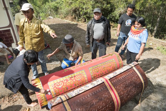 Lidéve vesnici To'ampalla se připravují na svátek Ma'nene a vyzvedávají rakve s mrtvými | foto: Muslianshah Masrie,  Shutterstock