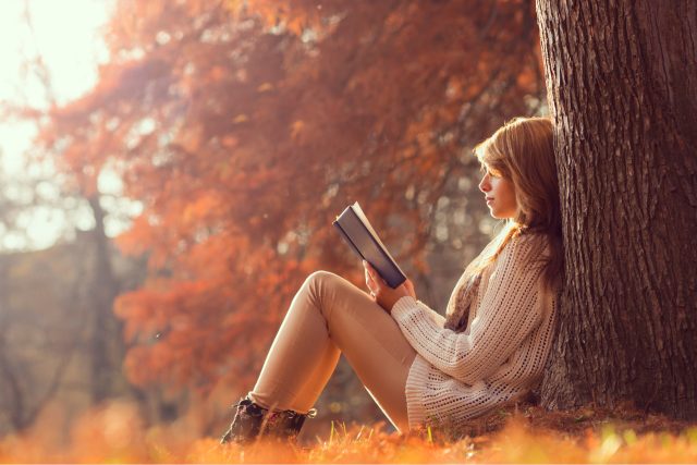 Podzimní nálada láká ke čtení | foto: Shutterstock