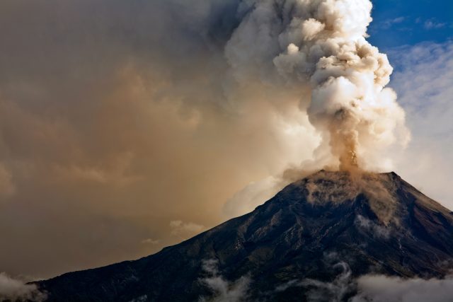Zemětřesení se objevuje například po výbuchu sopky | foto: Shutterstock