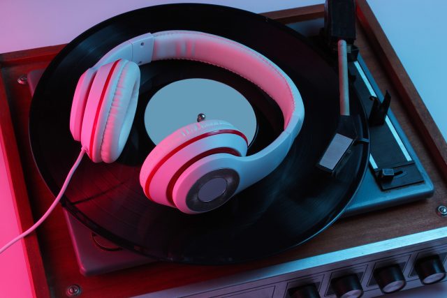 Vážnou hudbu nemusíte poslouchat zrovna na gramofonu,  najdete ji i ve streamovacích platformách | foto: Shutterstock