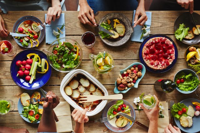 Různí lidé,  různé směry stravování | foto: Shutterstock