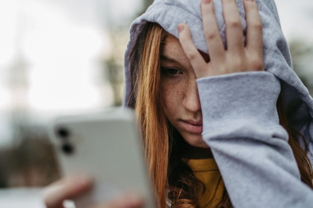 Šikanovat vás někdo může i přes telefon | foto: Shutterstock