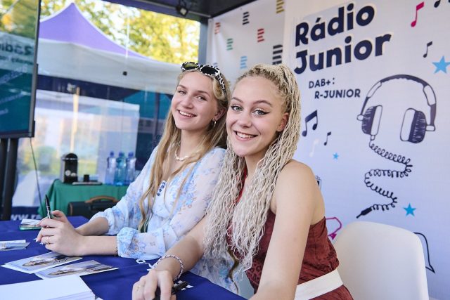 Annie Camel a Adéla Zouharová na autogramiádě Rádia Junior | foto: Český rozhlas