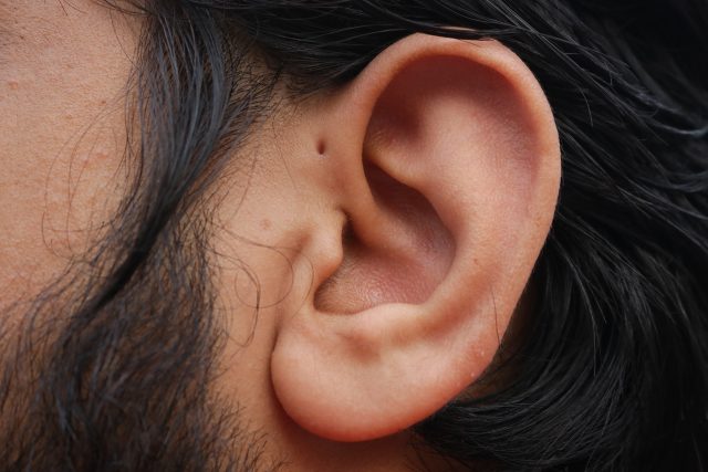 Máte v uchu zvláštní dirku? | foto: Shutterstock