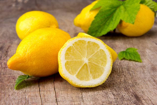 Citrony jsou kyselé,  obsahují ale i cukr | foto: Shutterstock