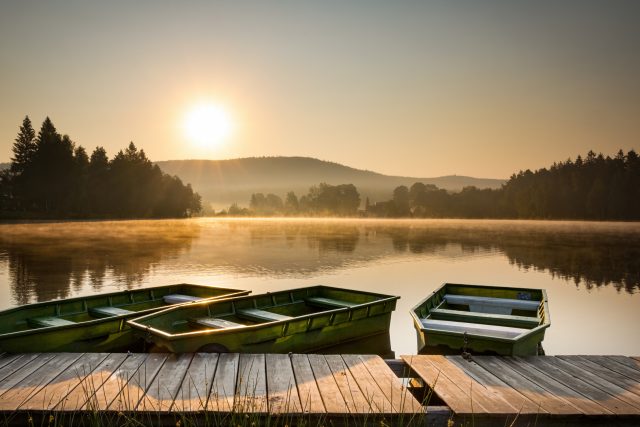 Idylická atmosféra se z většiny českých rybníků vytrácí | foto: Shutterstock