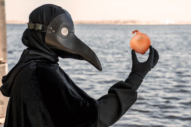 Ve středověku nosili lékaři masky připomínající ptačí zobák  (ilustrační obrázek / koláž) | foto: Shutterstock